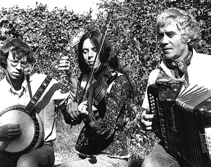 Kevin Keegan (accordion), Cathie Whitesides (fiddle) Jeremy Kammerer (banjo-guitar)